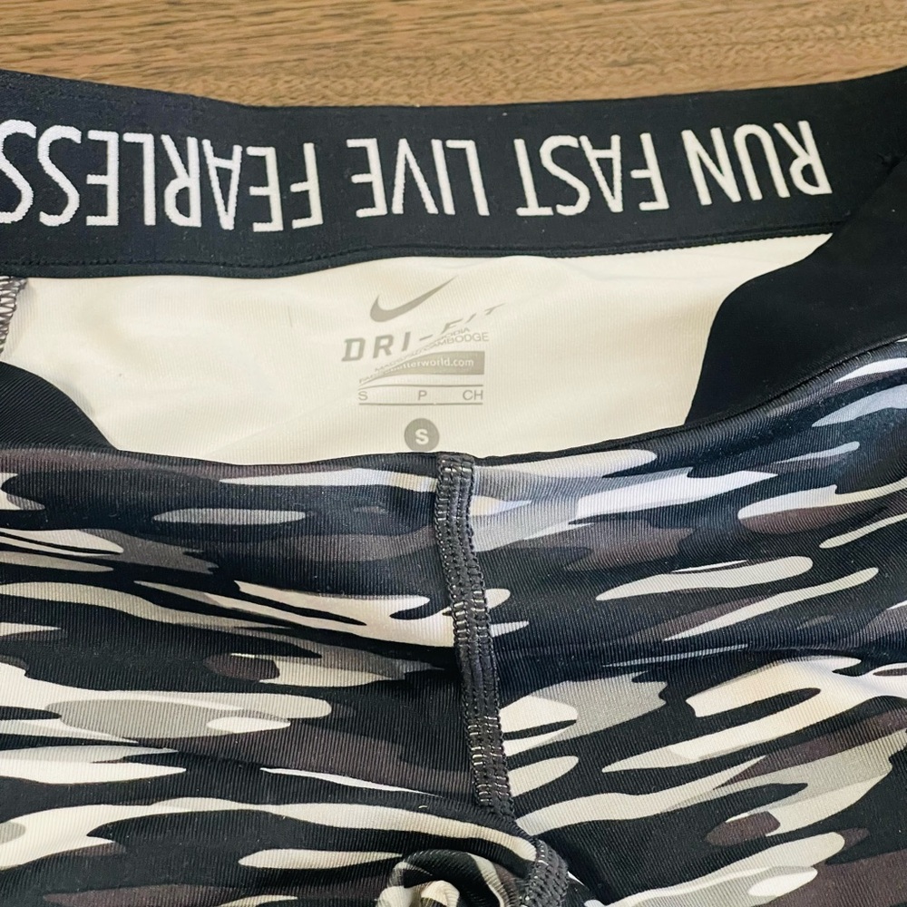 Nike Black and Gray Patterned Leggings - Picture 4 of 8